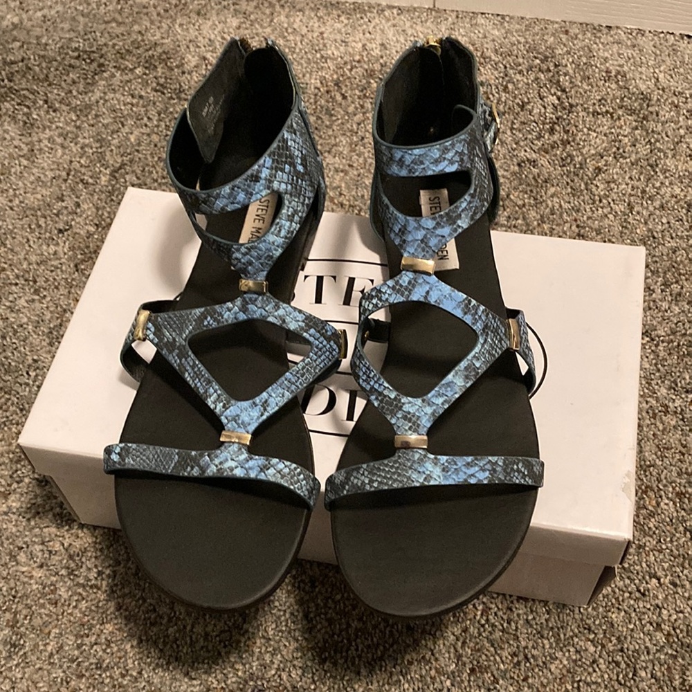 NEW Steve Madden blue snake print zip up sandals. silver accents.